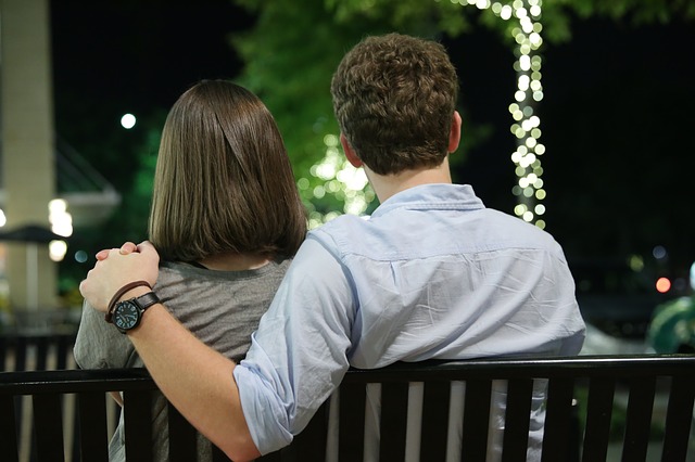 couple amoureux sur un banc