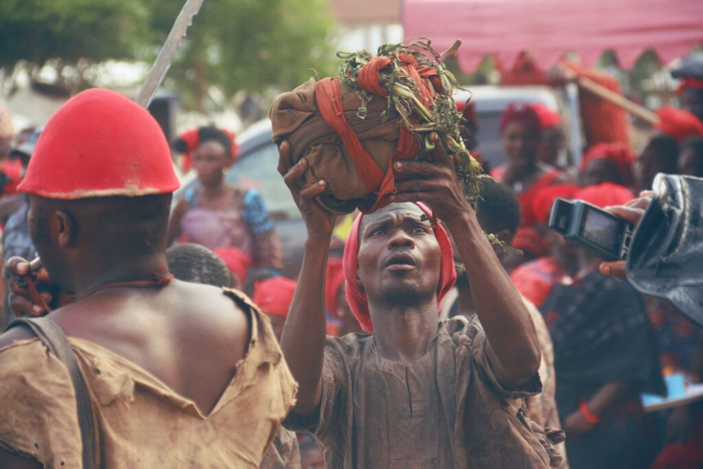 10 signes que vous êtes victime d'un envoûtement — diagnostic complet et solutions de Maître Luc A cultural event in Ghana featuring a traditional ritual with people gathered in vibrant attire.