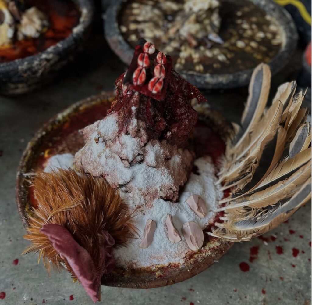Coupe d’offrande, kaolin, plumes et cauris
