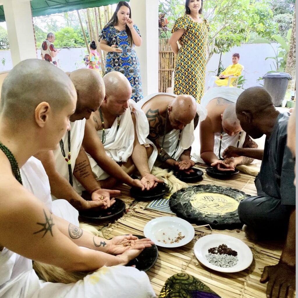 Consultants en blanc, agenouillés lors d’une cérémonie au temple
