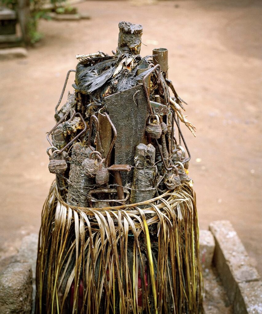 Objet de protection vodun, jupe de raphia